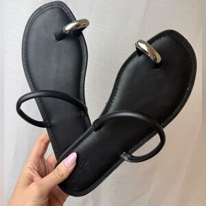Universal Thread Black Minimalist Toe-Ring Leather Sandals